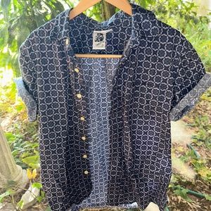 Men’s Button up shirt size Large